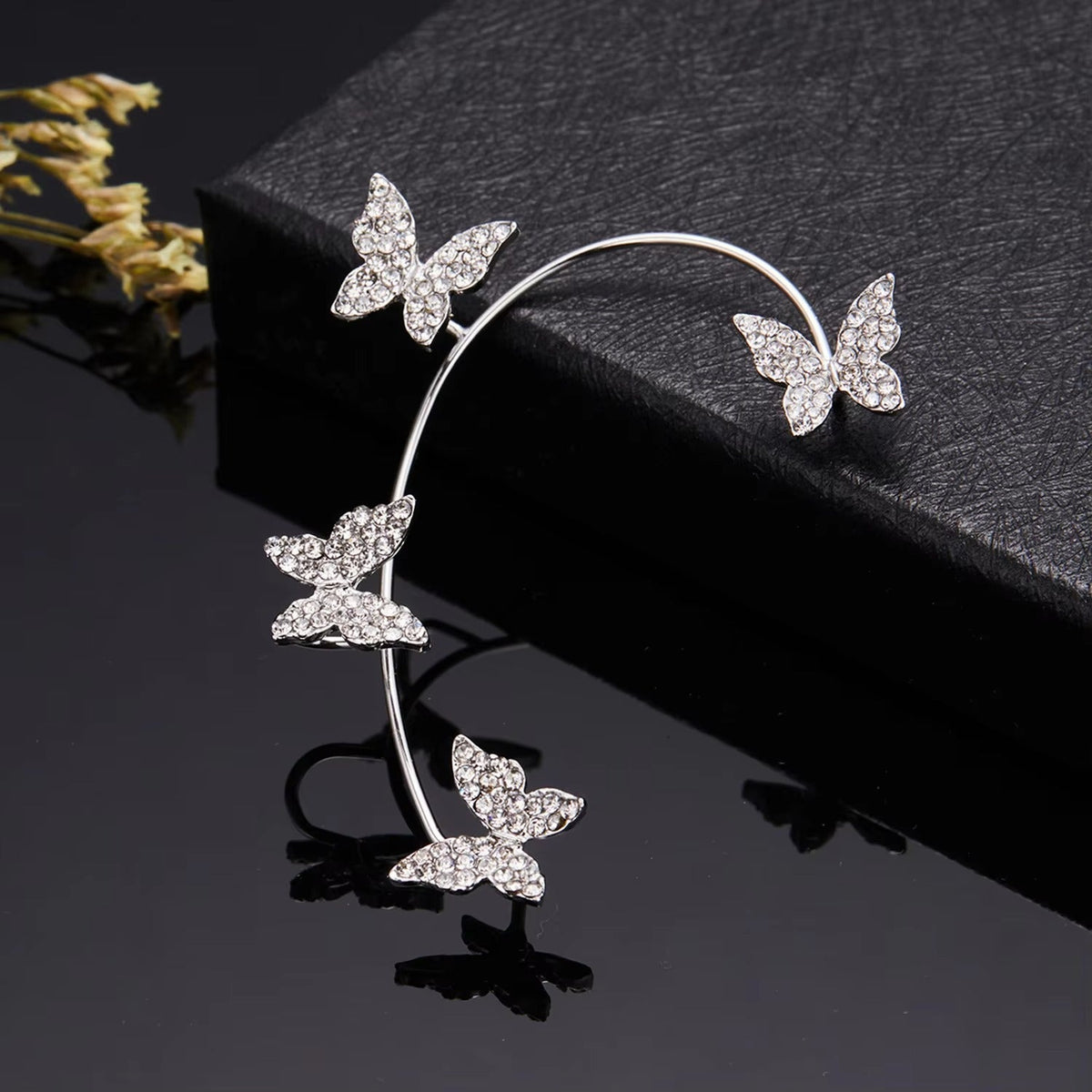 🦋 Butterfly Clip-On Earrings – Elegant, Comfortable & No Piercing Needed.